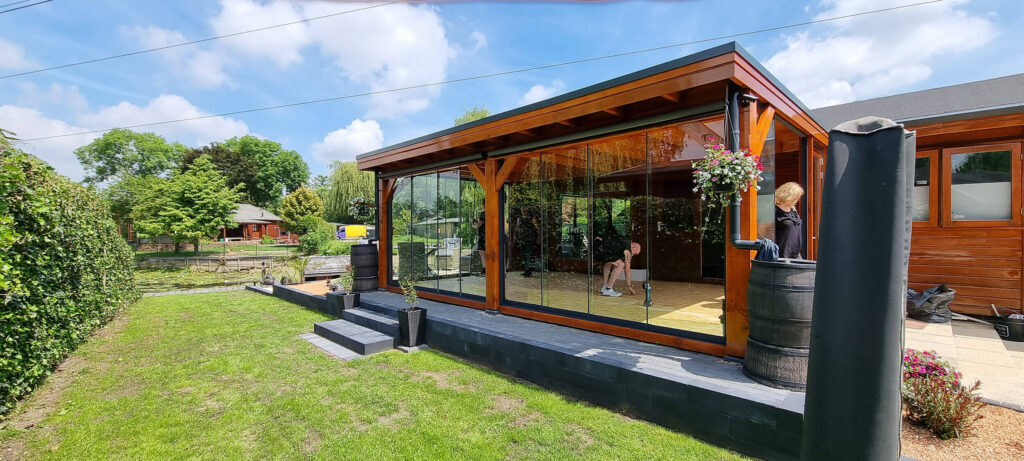 Aluminium veranda - Glazen schuifwand - Bouwbedrijf Steevens - Foto glazen schuifwand1 (1)